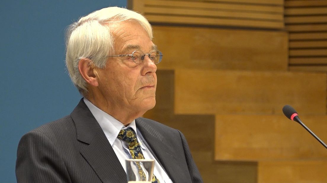Voormalig topambtenaar Stan Dessens voor de commissie