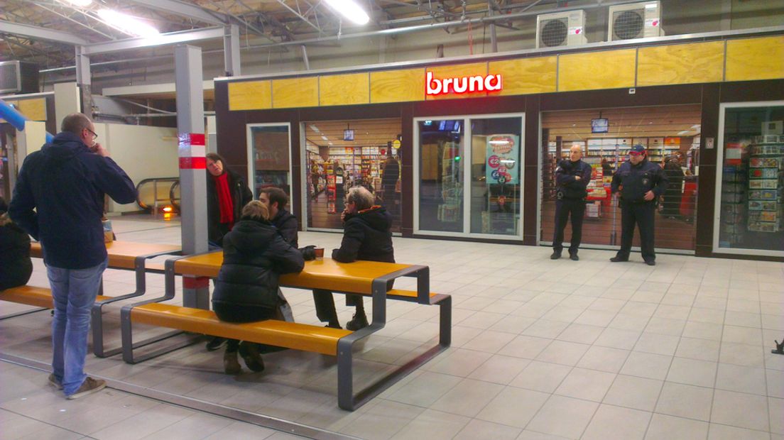 Al vroeg wachtenden bij de boekhandel op Utrecht Centraal