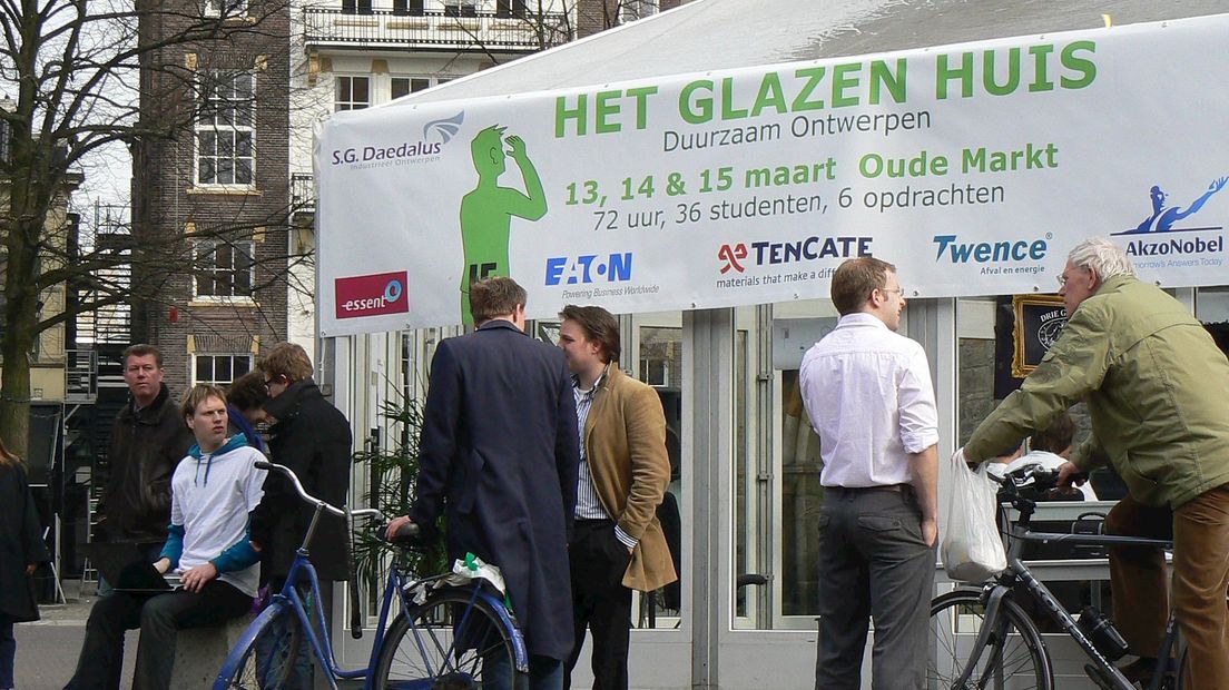 Studenten in glazen huis Enschede