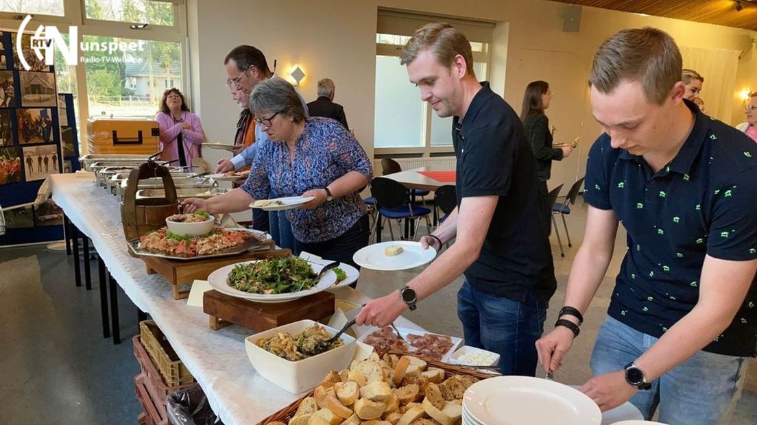 Genieten van een buffet.