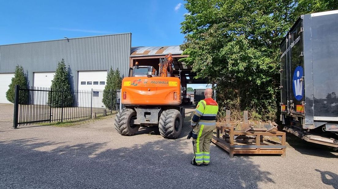 Bij een loods in Wijchen zakte een vrachtwagen door het wegdek, waarna een zeecontainer onder de grond bleek te zitten