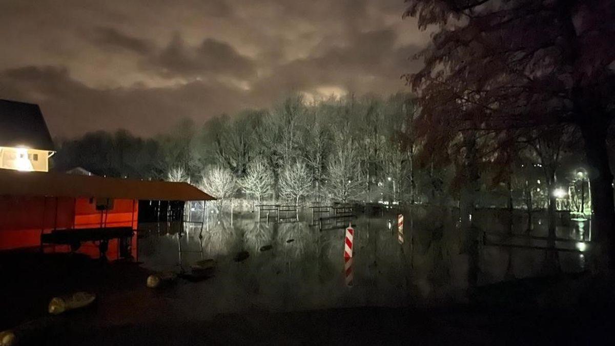 Hoogwater in de Geul: piek stroomt richting Valkenburg