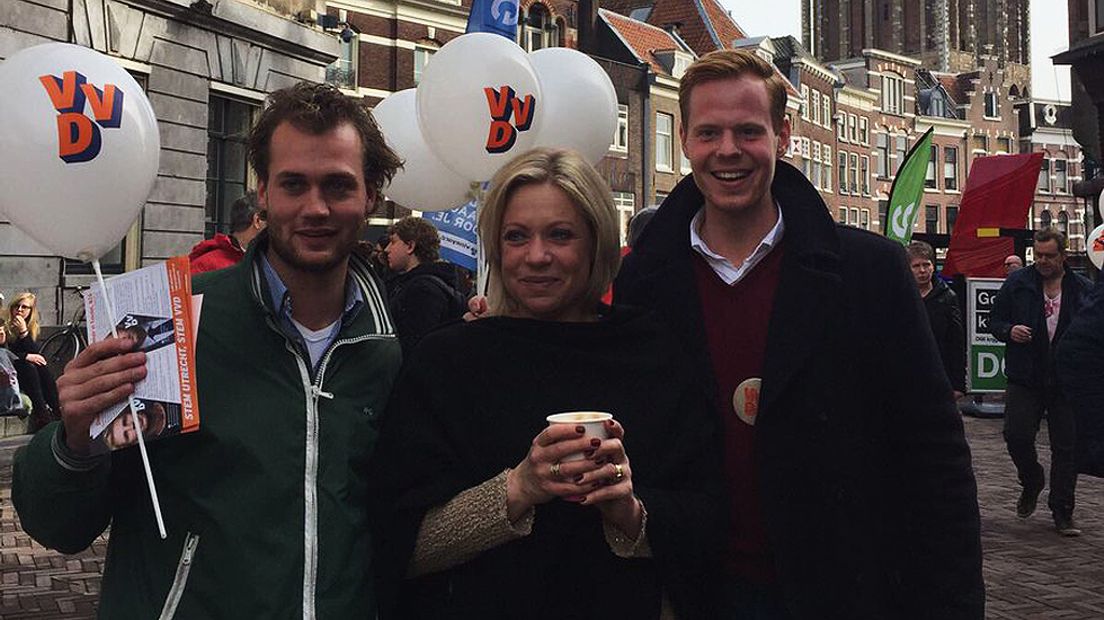 VVD-minister Hennis op campagne in Utrecht.