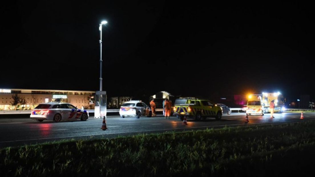 Hulpdiensten bij de plek van het ongeval op de A7 bij Leek