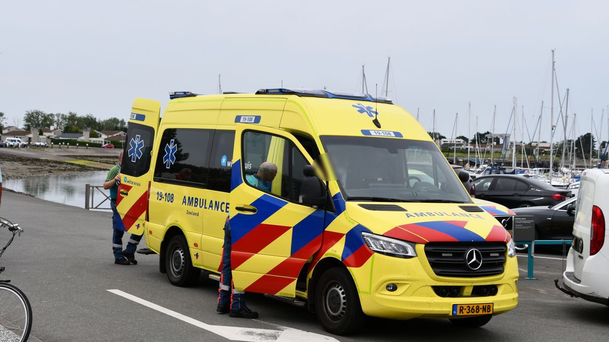 Vrouw te water in jachthaven Kamperland