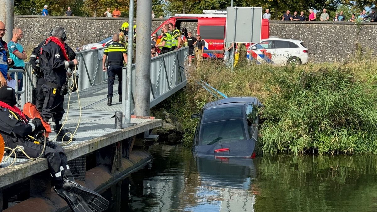 Belgische auto te water in Thorn