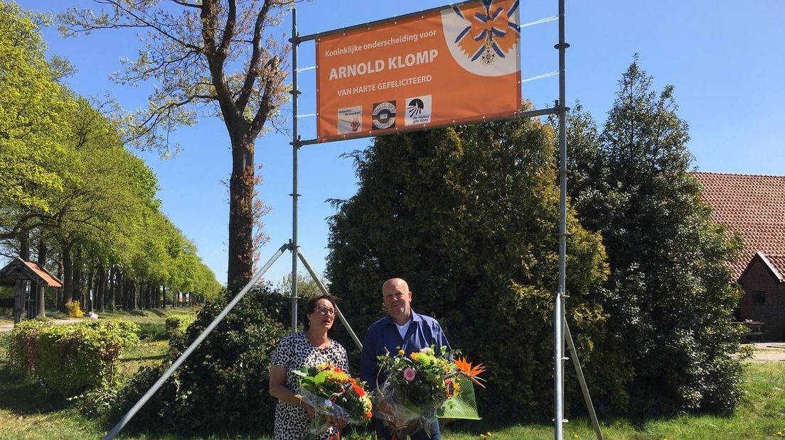 Arnold Klomp kreeg van z'n dorpsgenoten een dikke banner in de tuin (Rechten: Henk Rijnders)