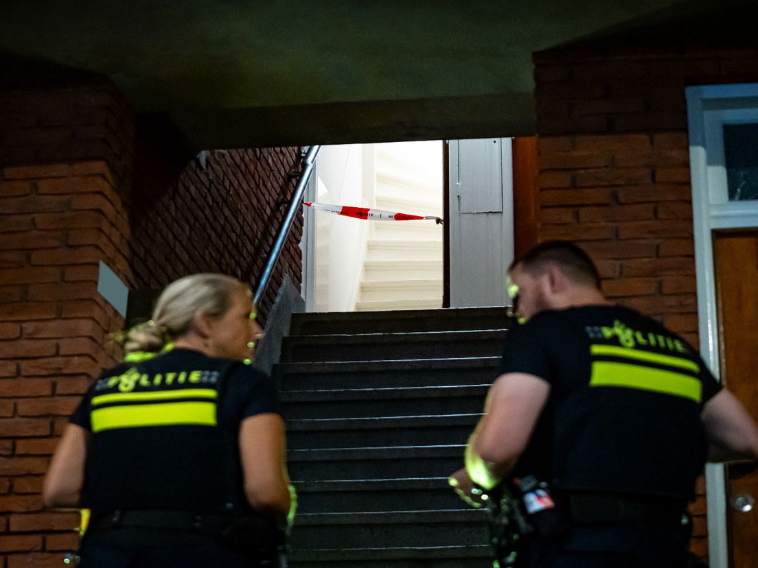 Na de ontploffing zijn twee mannen gezien, die zijn weggerend.