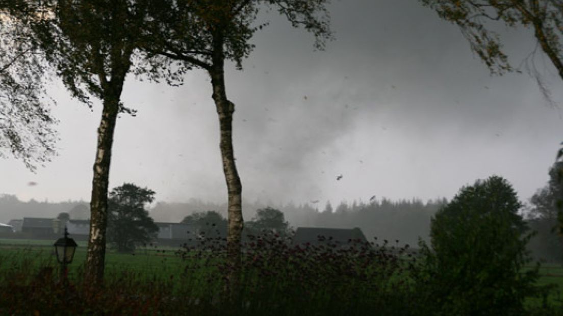 Doetinchem en Zelhem ruimen asbest en bomen op na windhoos