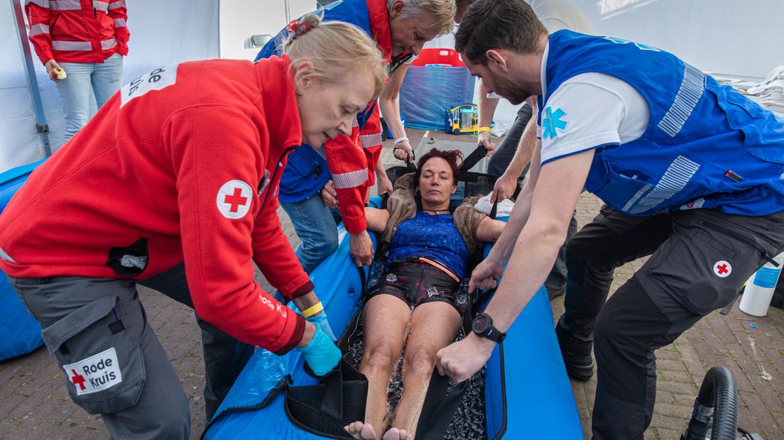 Vanaf nu kan niemand meer om koelbaden bij hardloopwedstrijden heen. Dat zegt fysioloog prof. dr. Maria Hopman van de Radboud Universiteit na het stilleggen van de Dam tot Damloop. Hopman is zondag in Zaandam met een team van vijftig Nijmeegse onderzoekers. Ze testen de werking van koelbaden. 'Mensen die oververhit zijn, komen er als herboren uit', zegt Hopman.