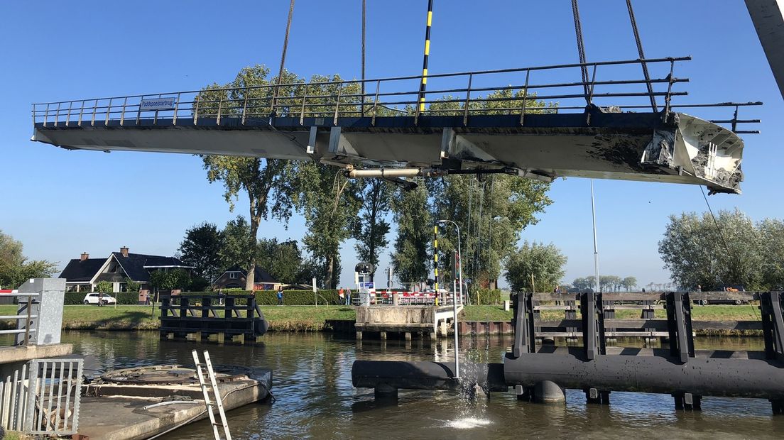 De Paddepoelsterbrug wordt uit het Van Starkenborghkanaal getakeld