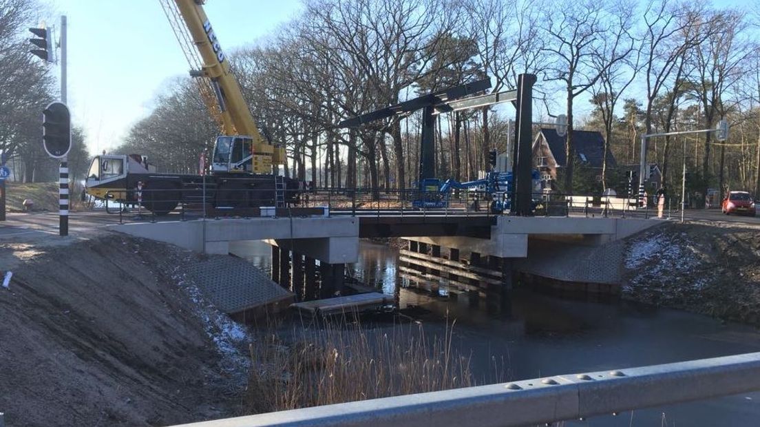 De drie nieuwe bruggen over het Apeldoorns Kanaal zijn bijna klaar. De Hallsebrug, Eerbeeksebrug en Coldenhovensebrug zijn voor 1,7 miljoen euro gerenoveerd. De bruggen behouden door de inspanning van dorpsbewoners hun originele, beeldbepalende, bovenbouw.