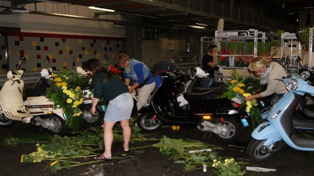 Scooters worden voorzien van bloemen