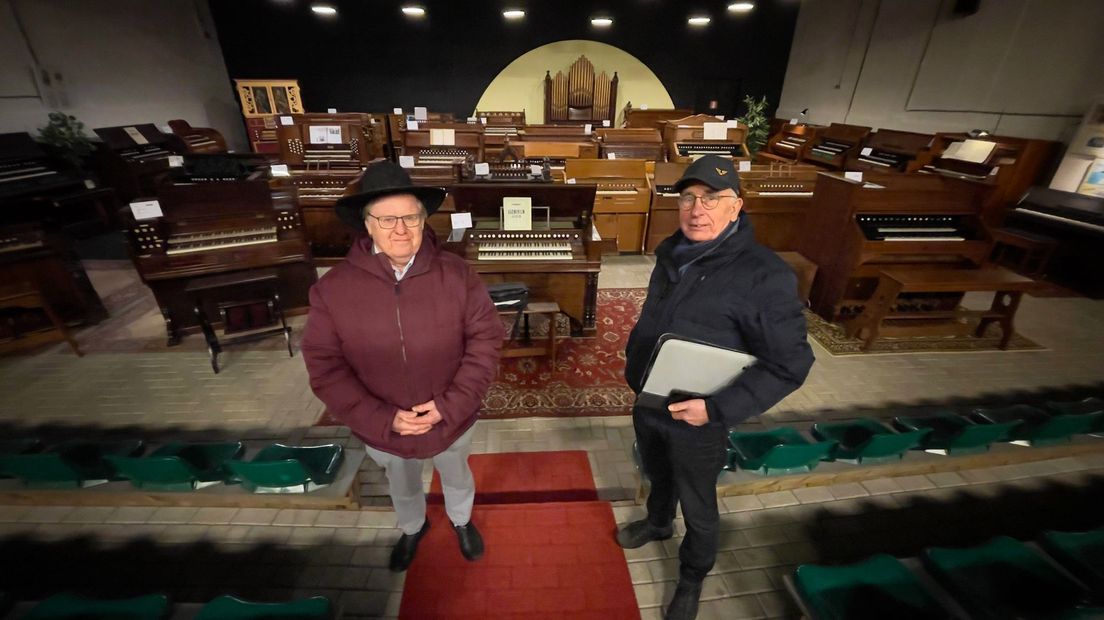 Koos Salomons en Wietze Koops hopen dat het Harmonium Museum blijft bestaan