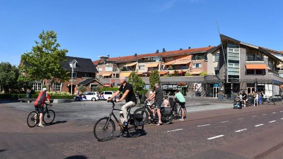 Jongeman klimt door raam bistro • botsing veroorzaakt file. Jongeman klimt door raam bistro • botsing veroorzaakt file.