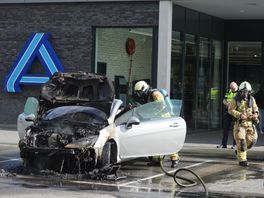 Auto gaat in vlammen op in Vries