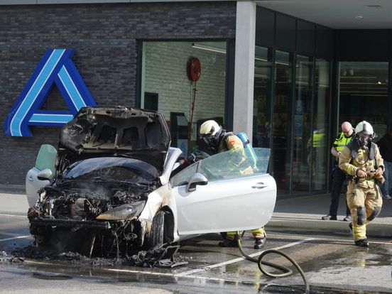 Auto gaat in vlammen op in Vries