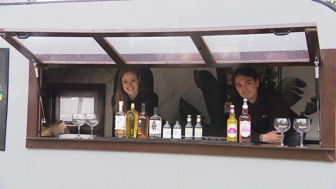 Denise Adema en Pascal Haxe van 'Alles over gin'.