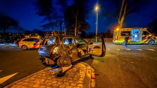Auto's total loss na botsing in Enschede Nieuws