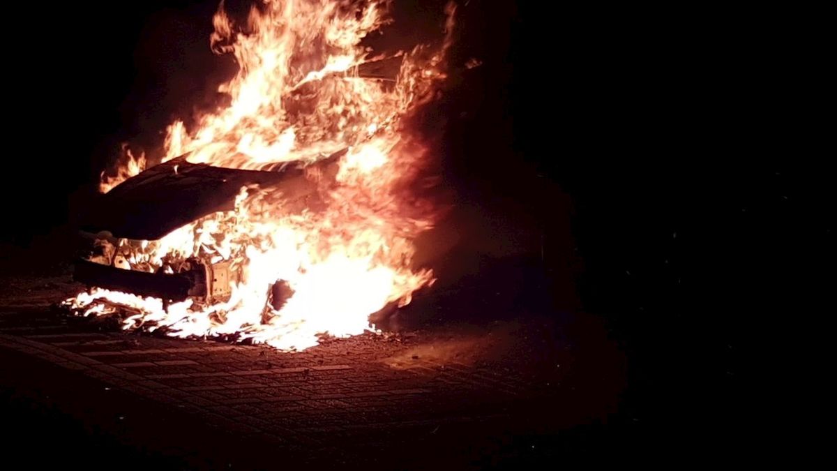 Auto in lichterlaaie in Hengelo