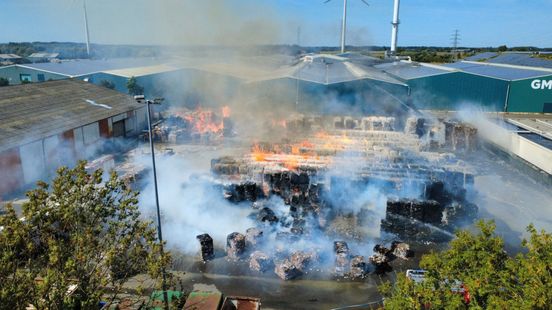 Brand bij papierverwerkingsfabriek: veel rook, brandweer schaalt op
