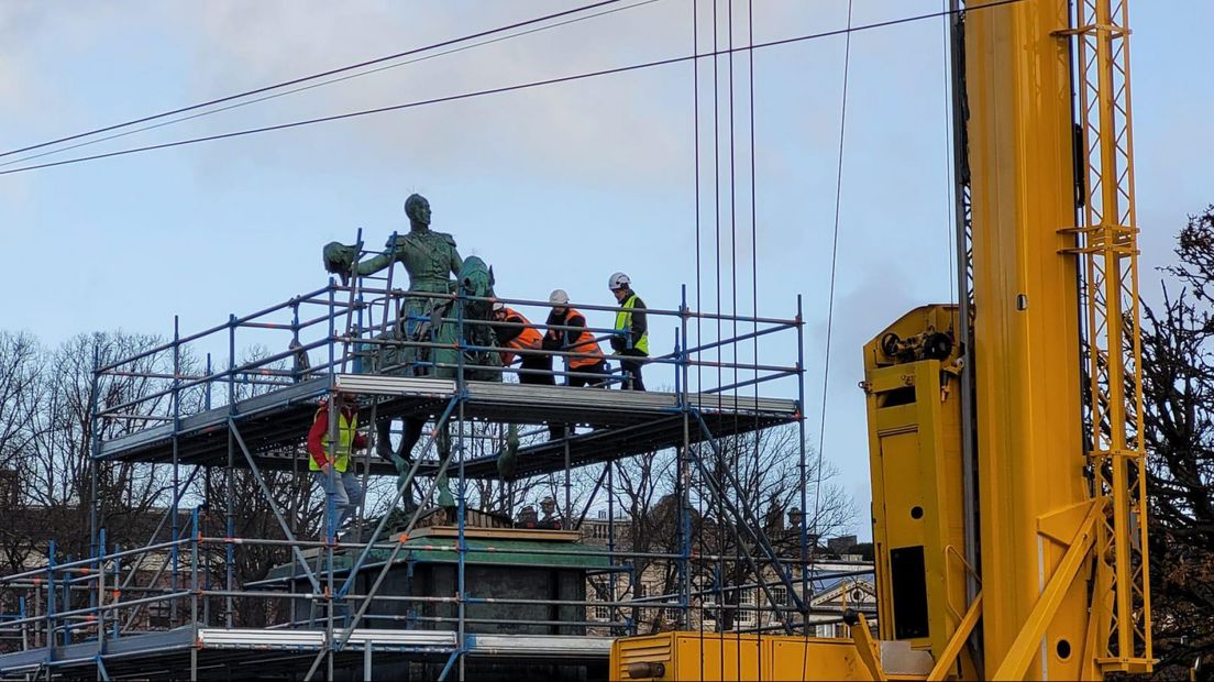 Het beeld wordt weggehaald