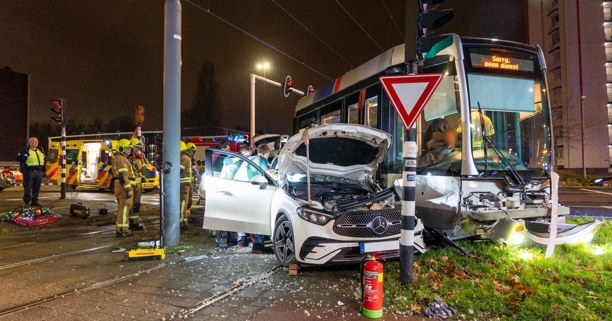 Four Victims After Tram and Car Collision on 's-Gravenlandseweg - News Directory 3