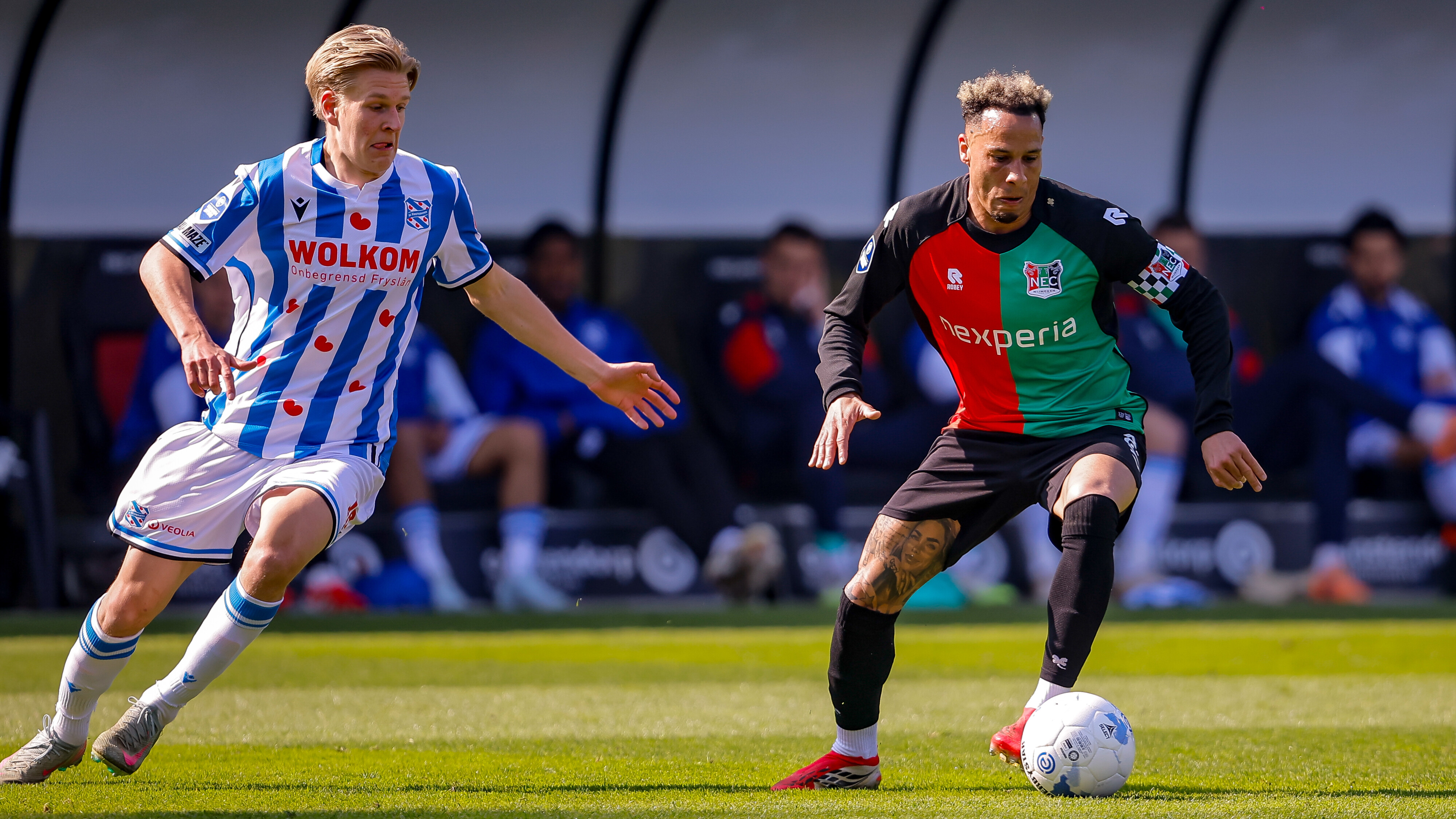 Marcus Linday mei doelpuntemakker Tjaronn Chery fan NEC