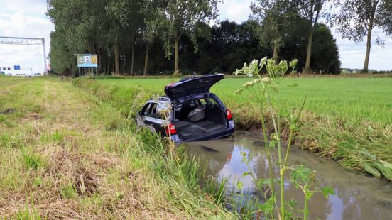 Echtpaar met hondje te water • ongeluk met motorrijder. Echtpaar met hondje te water • ongeluk met motorrijder.