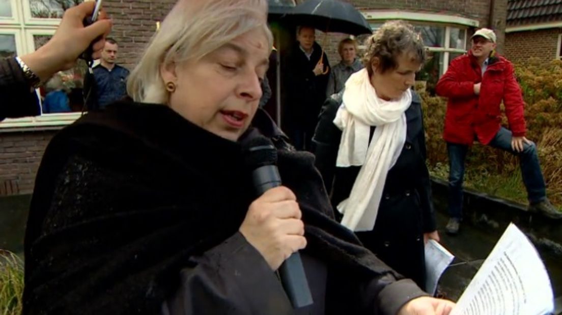 Nabestaande Bertien Minco hield een toespraak voor haar familie tijdens het onthullen van Stolpersteine in Beilen  
(Rechten: RTV Drenthe)