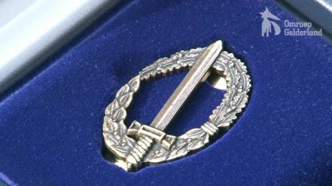 Militairen krijgen gevechtsinsigne
