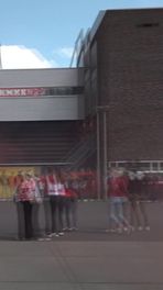 Fans zwaaien FC Emmen-bus uit