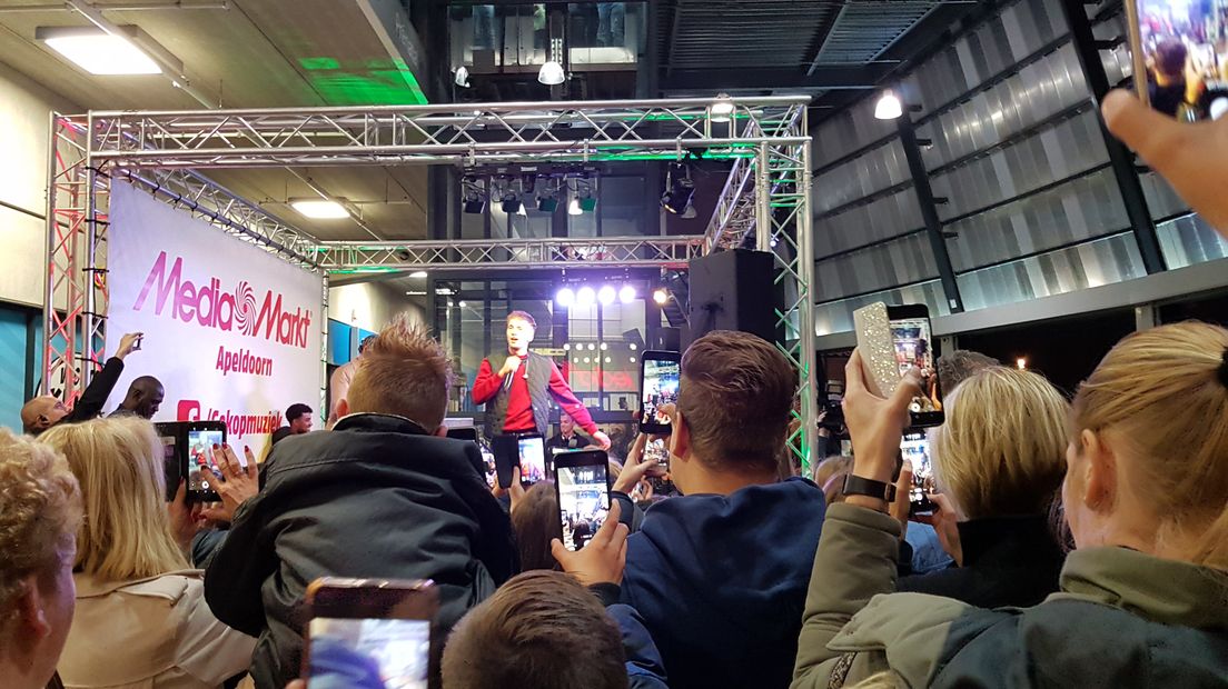 Rapper Snelle was woensdagavond in Apeldoorn om zijn nieuwe album '24' te promoten. De rapper uit Gorssel zong in de MediaMarkt een paar nummers van dat album. En daar waren naar schatting zo'n duizend fans op afgekomen.