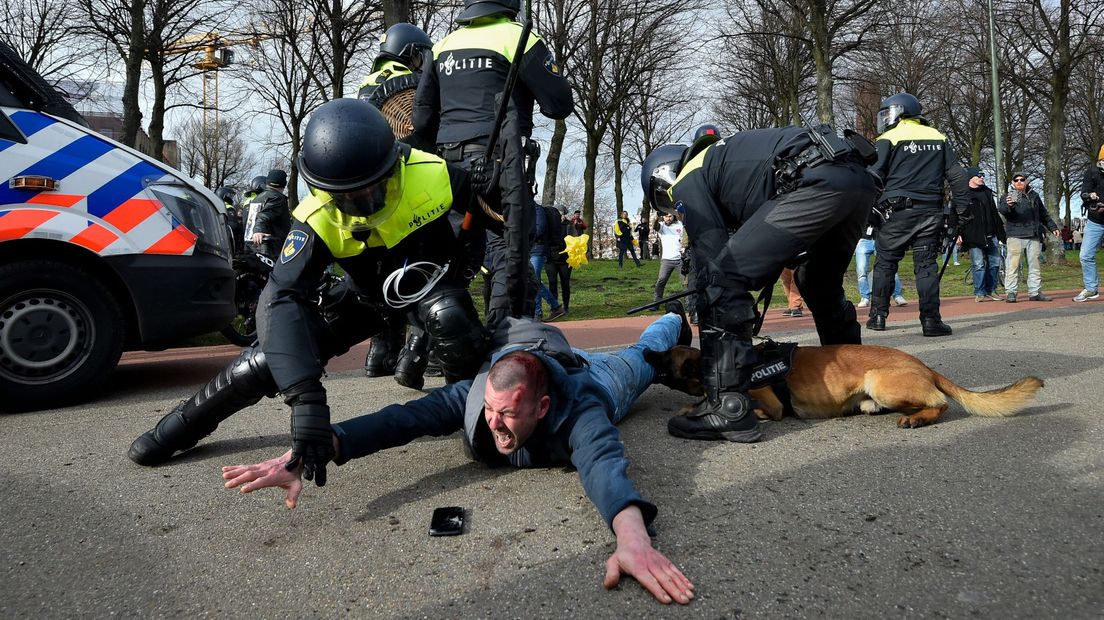 Agenten houden met geweld een demonstrant aan bij het protest op het Haagse Malieveld op 14 maart 2021