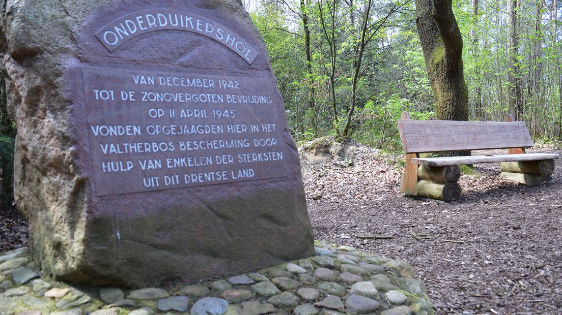 Het monument voor het onderduikershol in Valthe (Rechten: RTV Drenthe / Jörn Reuvers)