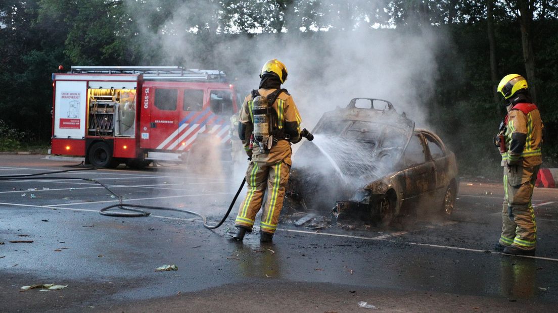 Nu ging een auto aan de Venestraat in Leidschendam in vlammen op. I