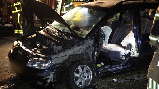 Vrouw uit auto bevrijd na botsing met trekker