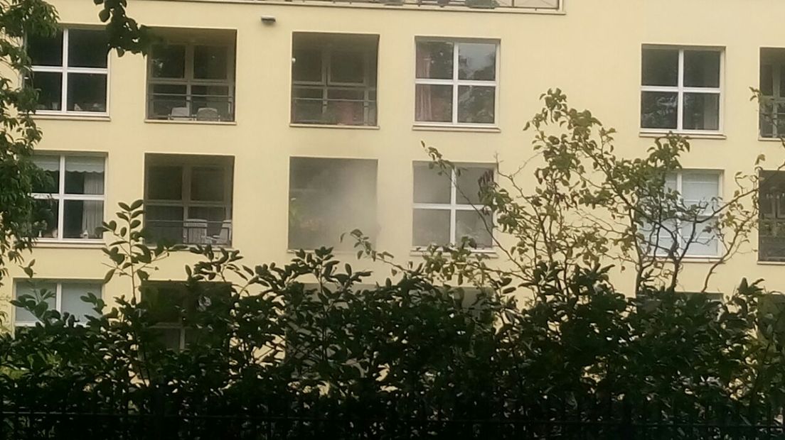 Zwarte rook uit een appartement.