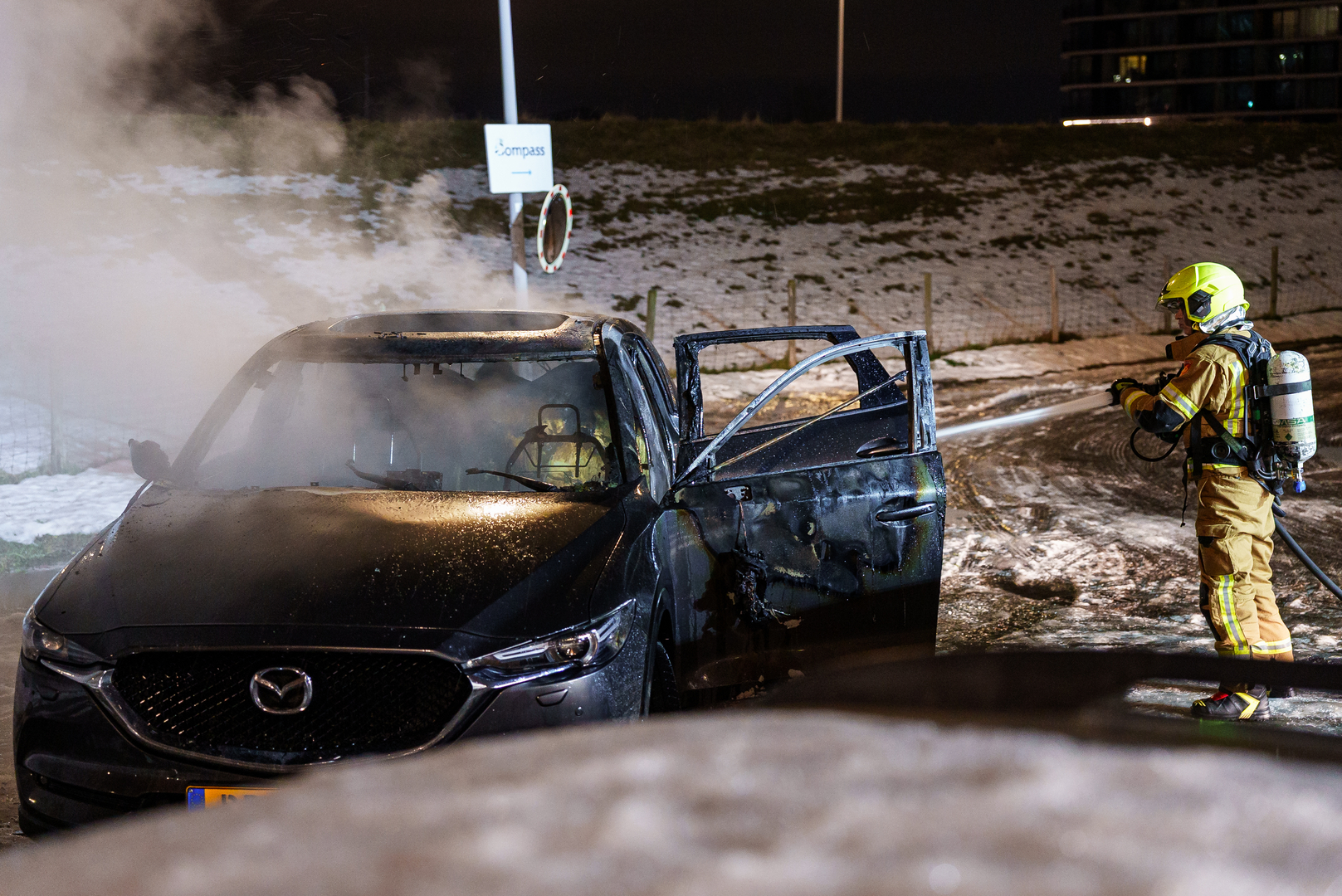 De brandweer probeert te redden wat er nog te redden valt.