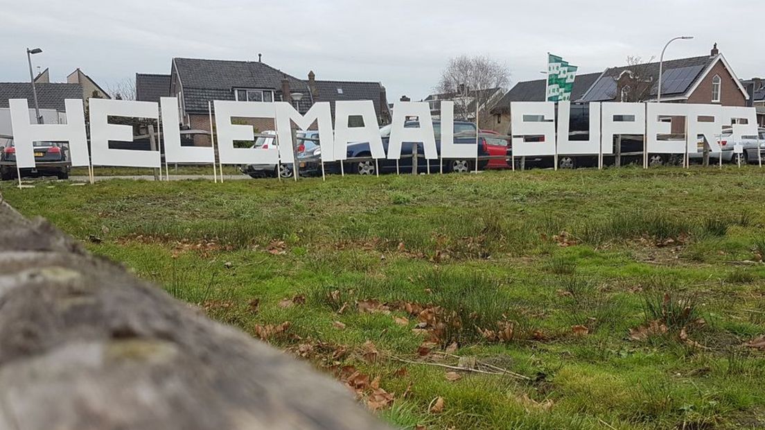 Het protestbord 'Helemaal super?' op de ontwikkellocatie