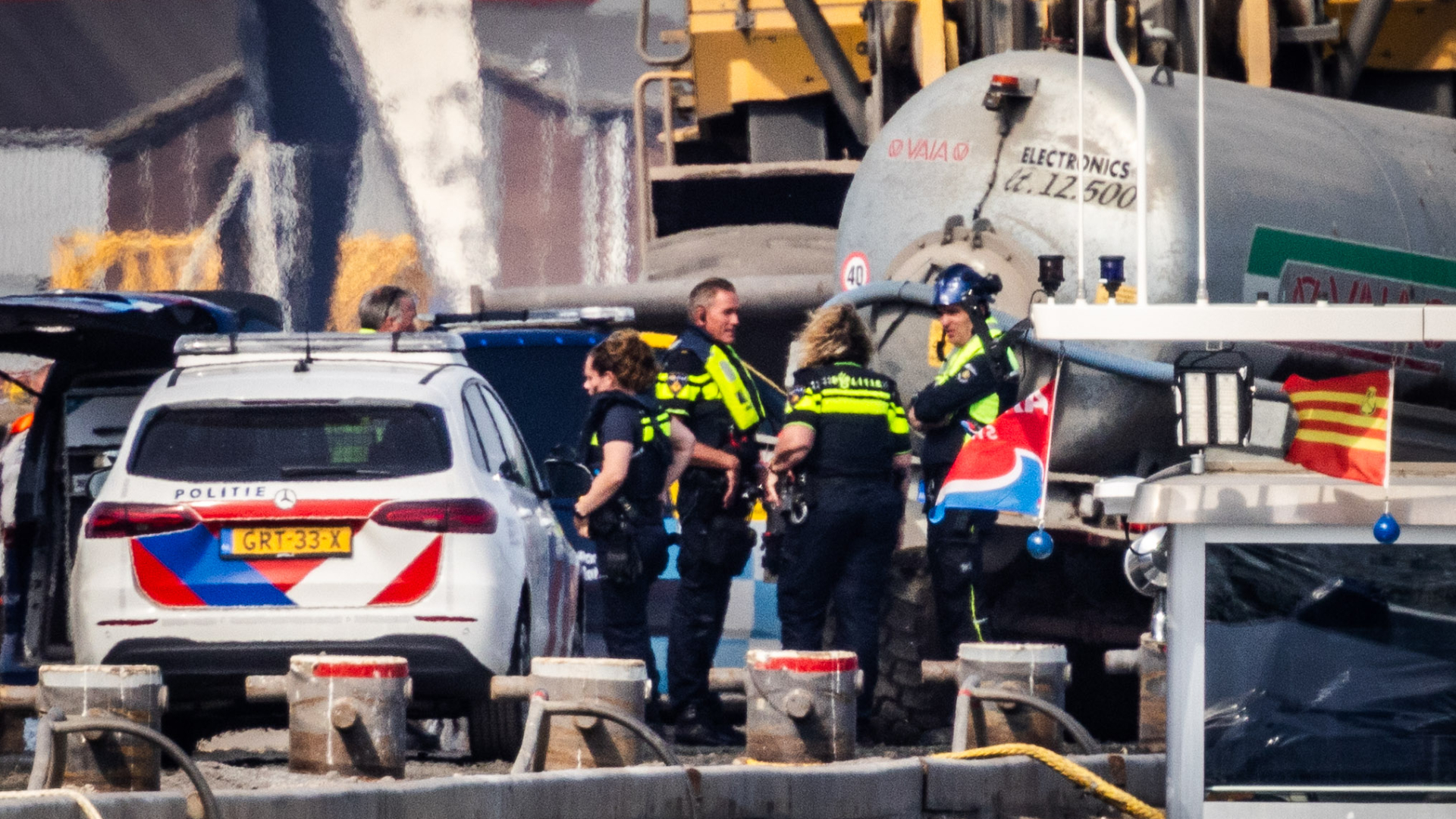 Trekker raakt te water in Rotterdamse haven.