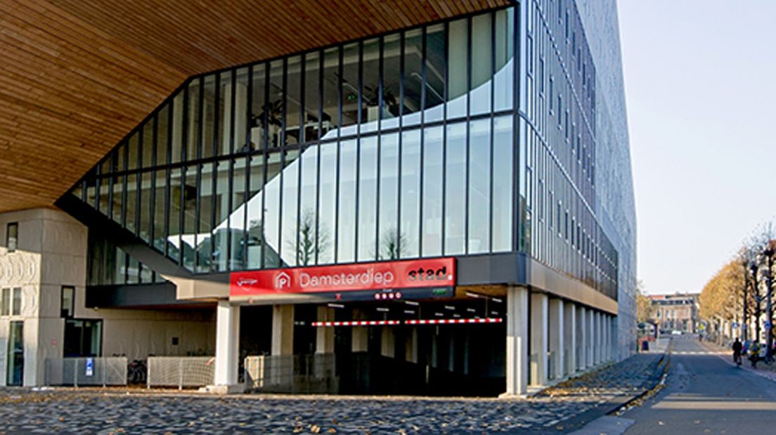 De gemeentelijke parkeergarage aan het Damsterdiep.