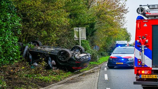 Auto belandt op de kop in de berm na botsing met vrachtwagen. Auto belandt op de kop in de berm na botsing met vrachtwagen.