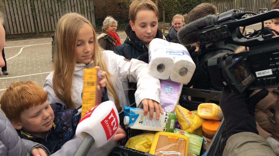 Op de Theo Thijssenschool zijn al veel producten ingezameld voor de voedselbankactie (Rechten: RTV Drenthe)
