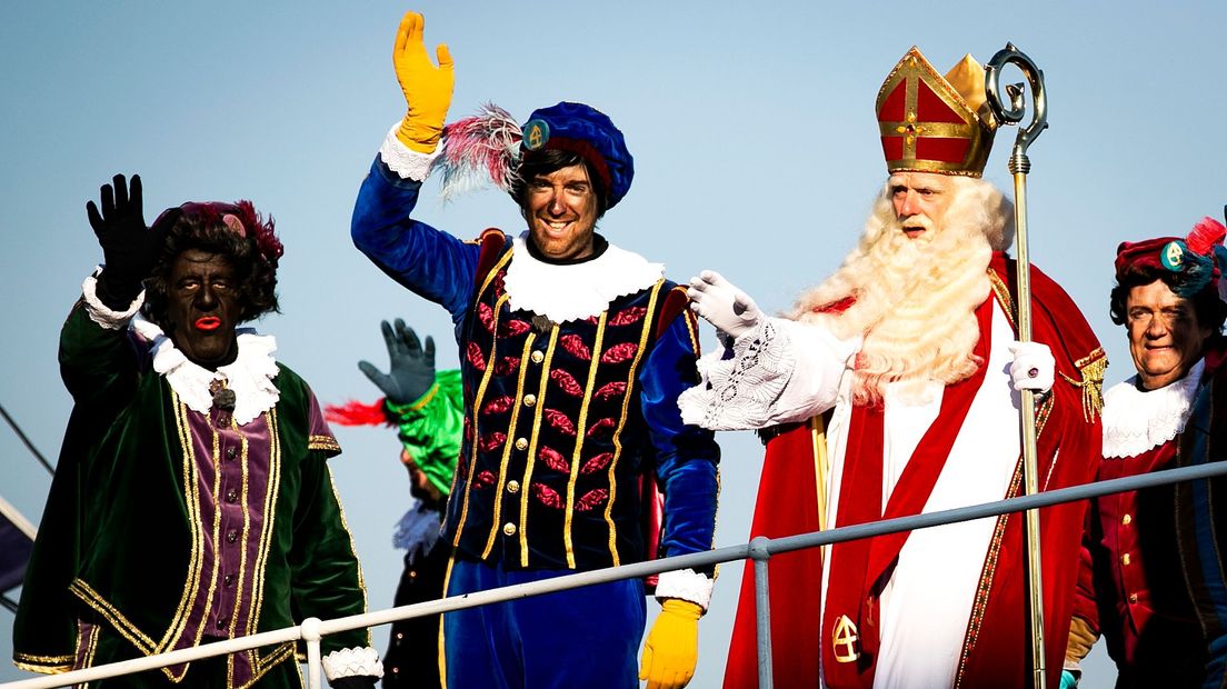 Een sinterklaasintocht met 'Zwarte Pieten' in allerlei soorten en maten