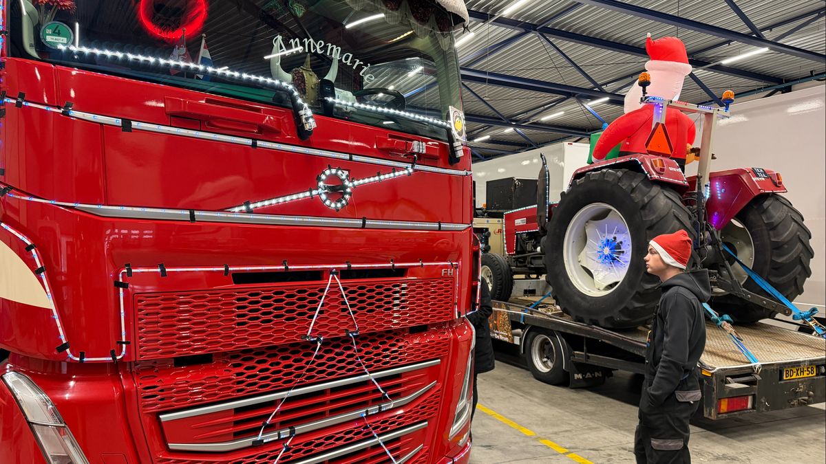 Verlichte Truckrit in Vriezenveen: 35 trucks versierd met duizenden lichtjes