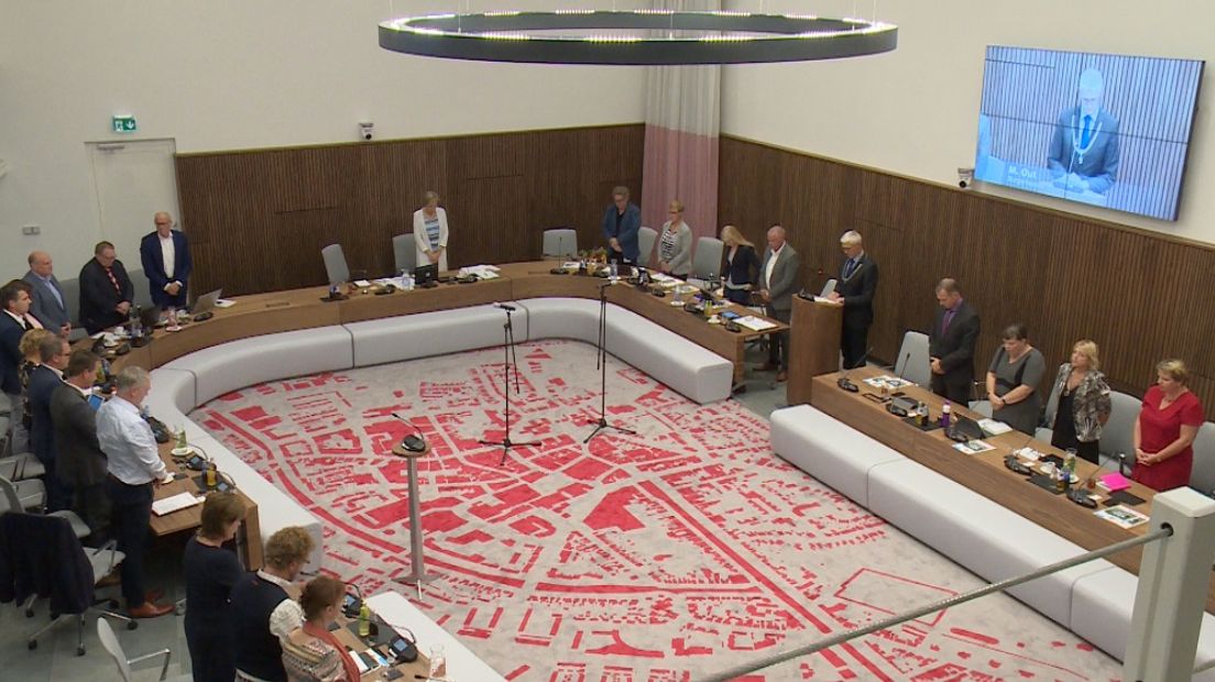 Een minuut stilte in de gemeenteraad van Assen (Rechten: Jeroen Willems/RTV Drenthe)