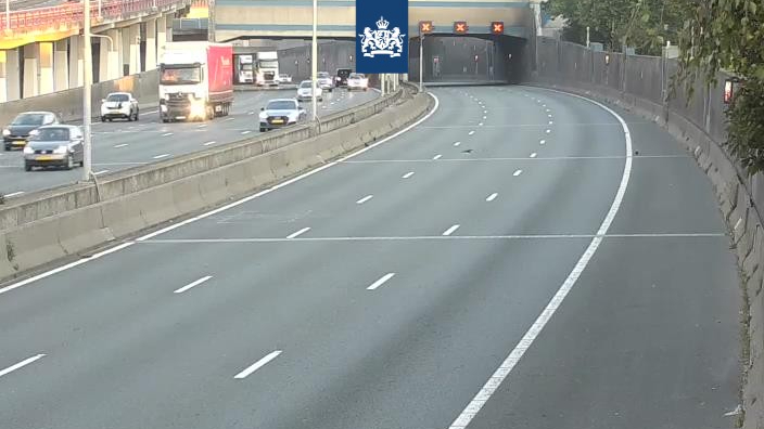 Door een storing in de slagbomen kon de Noordtunnel niet open.