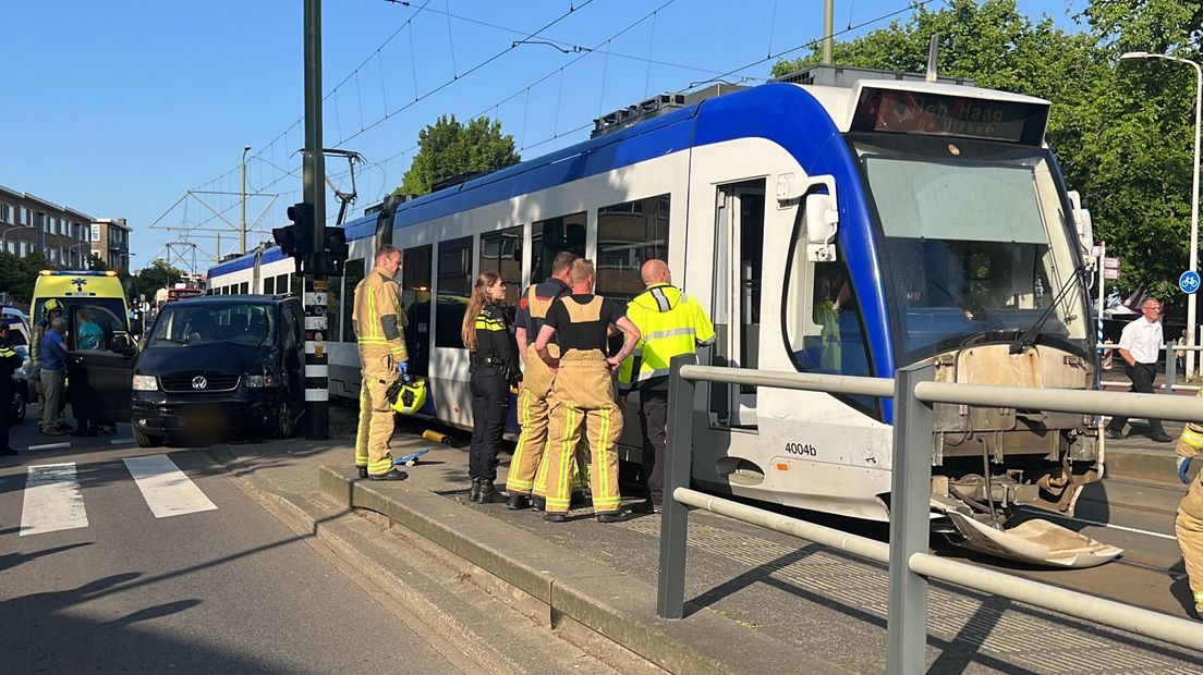 De tram en het busje raakten flink beschadigd