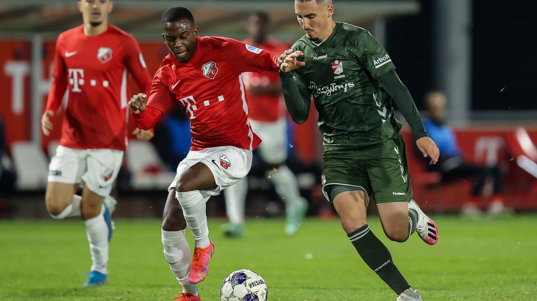 Djevencio van der Kust vorig jaar in duel voor FC Utrecht